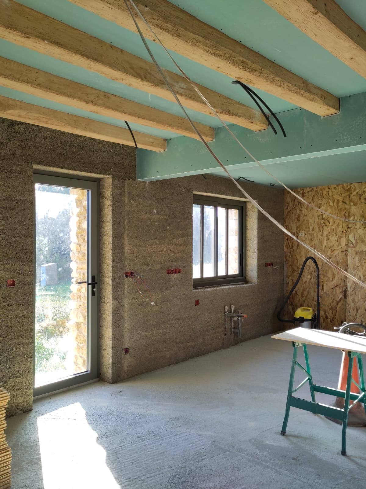Travaux de rénovation, avec un matériau écologique : le chaux chanvre